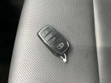 付いてて便利!とても人気の高い装備のスマートキーシステム。キーを携帯しているだけで、ドアロックの開閉並びにエンジンの始動が可能な装備です。