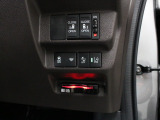 【両側電動スライド】スライドドアは両側電動スライドドアになっております。運転席からの開閉も出来、リモコンキーでも離れたところから開閉出来ますので大変便利な装備です。