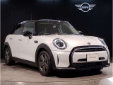 MINIのフロントグリルのデザインはイギリスで生まれた当初から、シルバーのサイドバーが折り重なった伝統的なデザインで御座います。その伝統はBMWのお車になってからでも少しずつ形を変えて守られております