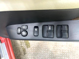 【電動格納ミラー】サイドミラーは電動格納式となっており、狭い駐車場でもキズがつくリスクを抑えられます。