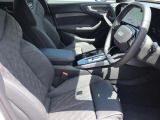 Audi正規ディーラーが高品質をお約束。高度な訓練・教育を受けたAudi専任メカニックが、100項目にもおよぶ精密な点検を実施。すべてクリアしたAudi車だけ、あなたのお手元に届けられるのです