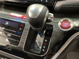 CVT車のセレクトレバーです。低速から高速まで、変速ショックのないスムーズな走りを実現するとともに、エンジン効率のよい領域を維持することで燃費にも貢献します。