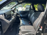 フロントシートはベンチシートタイプ♪センターには格納式アームレストも付いています!!室内空間は広々で移動も楽々です♪狭い駐車空間など助手席ドアから出たい時にも大変便利ですよ♪