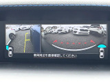 【フロント&サイドカメラ】ドライバーから見にくい死角部分を映像で確認できる前方と左側面にカメラを装着。見通しがきかない場所や住宅密集地などを運転することが多い人におすすめの安心装備です。