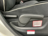 シートハイトアジャスターが付いているので運転姿勢を調整するのに便利ですね。身長に合ったシートポジションは安全運転や疲労軽減にもつながります。