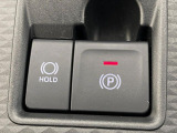 【電動パーキングブレーキ】パーキングブレーキは便利な電動式!ボタン一つで操作でき、アクセルを踏めば自動で解除されます♪レバーやペダルが無いので運転席廻りもすっきりしますね♪