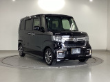 狭い駐車場でも、スライドドアならチャイルドシートへのお子さまの乗降や荷物の積載もスムーズ。とても便利な【助手席側。電動スライドドア】ドアハンドを少し引くだけでリアドアが自動開閉します。