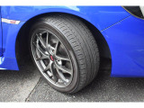 タイヤサイズは245/40R18です