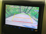 【バックカメラ】駐車時に後方がリアルタイム映像で確認できます。大型商業施設や立体駐車場での駐車時や、夜間のバック時に大活躍!運転スキルに関わらず、今や必須となった装備のひとつです!