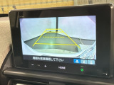 リバースギアに入れるだけで後方の表示へ切り替わります。夜間や雨の日の駐車も楽になりますよ。