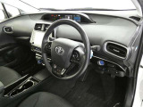 ドライバーを包み込むようなデザイン。運転していて安心感、高級感を感じられるコックピットです。
