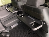 折りたたみ式のシートバックテーブルは限られた空間を有効活用。車内の家族時間をもっと快適に。休憩時のちょっとした小物置に使える、前席背面の格納式テーブルが付いています。