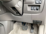 駐車ブレーキは手動式です