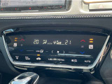 オートエアコンは左右席で独立温度コントロールが可能です。シートヒーター付きで、冷えた車内でもスイッチを押せば数秒で座面と背もたれがあたたかくなります。