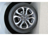 車のデザインにマッチした、純正アルミホイール!
