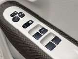 【電動格納ミラー】サイドミラーは電動格納式となっており、狭い駐車場でもキズがつくリスクを抑えられます。