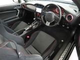 シンプルで使いやすいデザインの運転席です。