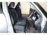 すわり心地の良い運転席・助手席です。長時間のドライブの疲れ軽減に貢献します。どうぞ快適なドライブを♪