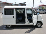 両面スライドドアとなっております!狭い場所に駐車した時に安心して横にスライドして乗り降りできますよ!