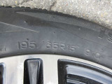 タイヤサイズは、195/65R15です。
