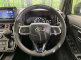 インテリアに合わせたデザインのステアリングは、運転される方のことも考え、運転しやすい形状、大きさです。是非一度、実際に触ってお確かめください。