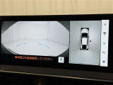 【パノラミックビューモニター】車を真上から見た状態をナビに映し出し、駐車時などをサポート☆クルマの斜め後ろなど、目が届きにくい箇所も確認できるため、いち早く障害物に気が付くことができます!