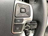 運転中、オーディオの操作をしてて、ハッとしたことはありませんか?ステアリングスイッチは、運転中でもハンドルでオーディオの操作が可能です。安全なドライブをサポートします。