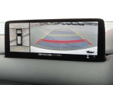 車両の前後左右にある4つのカメラを合成することで、まるでご自身のクルマを空から見ているような俯瞰での映像を映し出してくれます。バック時ももちろんのこと、前進時に視界の悪い交差点でも役に立ちますね。