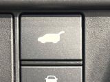 【ハンズフリーパワーバックドア】リアバンパー下部に足先を出し入れするだけでバックドアが自動で開閉♪両手が荷物でふさがっている時でもラクラク開閉操作が行えます!