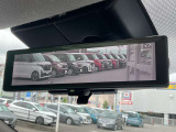 【スマートルームミラー】バックドアについてますカメラと連動して、後方の映像がルームミラーに映ります。