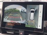 パノラミックビューモニター付きです。車両を上から見たような映像をディスプレイオーディオ画面に表示。運転席からの目視だけでは見にくい、車両周辺の状況をリアルタイムでしっかり確認できます。