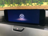 【12.3インチマツダコネクト】車内の雰囲気にマッチした大型ディスプレイ。スマホ接続でのナビ使用やBluetooth再生等、様々な機能が楽しめます。直感的なダイヤル操作が可能で、使い勝手も良好です。