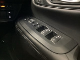 電動格納式リモコンドアミラーと、パワーウィンドウスイッチ等は運転席ドアにあります。