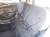 ◆チップアップ&ダイブダウン機構付【ULTR SEAT】は後席座面を左右分割で跳ね上げることができます。トランクで積載できない背の高い荷物をラクラク収納できます。ホンダ車ならではの人気装備です。