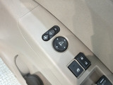 狭い駐車場で便利な電動格納ドアミラーが付いています。