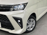 【LEDヘッドライト】悪天候や夜間走行時も良好な視界を確保し安心して運転できる高輝度LEDヘッドライトを装備!点灯速度が早く、消費電力も抑えられています。