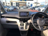 シンプルながら機能性あふれる運転席廻りです。視界性もよく、運転しやすいですよ。