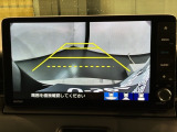 リバースギアに入れるだけで後方の表示へ切り替わります。夜間や雨の日の駐車も楽になりますよ。