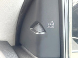 ●BLIS:ドライバーの死角を並走する車両を検出して、事故を未然に防ぐシステムです。レーダーセンサーが後方の並走車を検出すると、該当する側のドアミラー内側LEDが点灯し注意を促します。