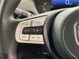 ステアリングにオーディオ操作スイッチが付いています。オーディオ画面に直接タッチしなくても操作が出来ますので、運転に集中できます。
