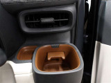 運転席のカップホルダーはエアコンの吹き出し口にありますので冷やしたり温めたりすることが出来ます☆