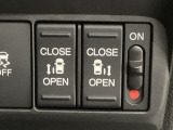 【両側パワースライドドア】両側がパワースライドドアになっており、運転席のスイッチやスマートキーでも開閉が可能です!開口部も広いので乗り降りも楽々♪