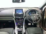 運転席周りのレイアウトをご覧ください。ナビゲーションが綺麗に装着されすっきり収まってますね!