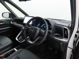 シンプルで使いやすいデザインの運転席です。