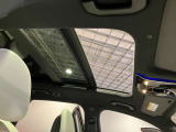 パノラミックルーフで明るい車内と開放感あるドライブをお楽しみいただけます。