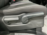 シートハイトアジャスターが付いているので運転姿勢を調整するのに便利ですね。身長に合ったシートポジションは安全運転や疲労軽減にもつながります。