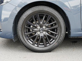 標準装備の純正16インチアルミホイール。タイヤサイズは185/60R16です。