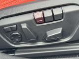 運転席メモリー付きフロント電動シート装備。