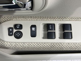 【電動格納ミラー】サイドミラーは電動格納式となっており、狭い駐車場でもキズがつくリスクを抑えられます。