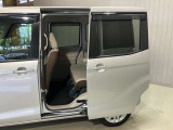 【スライドドア】スライドドアで隣の車を気にせずドアの開閉が可能★狭い駐車場などでも楽々荷物の積み下ろしが可能です